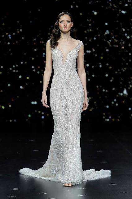 Atelier Pronovias nos lleva a un cielo de lunas y estrellas con su colección 2020 presentada en el marco de Valmont Barcelona Bridal Fashion Week