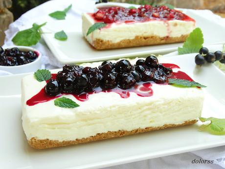 Tarta de queso , cheesecake, con fresas silvestres  y arándanos  (sin horno)