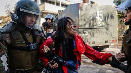Carabinera que golpeó a estudiante con una bomba lacrimógena fue dada de baja Carabinera que golpeó a estudiante con una bomba lacrimógena fue dada de baja