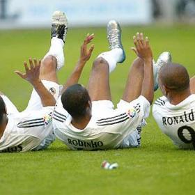 Ronaldo, Roberto Carlos y Robinho hacen la cucaracha