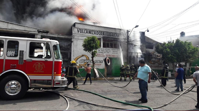 ATIENDEN SERVICIOS DE EMERGENCIA ESTATALES Y MUNICIPALES INCENDIO EN ECATEPEC