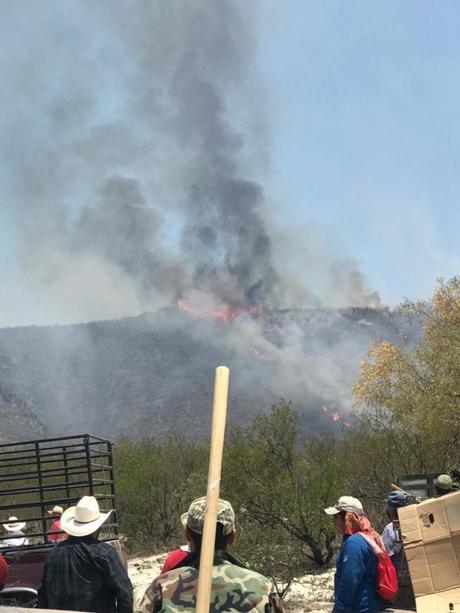Voluntarios apoyan en incendio de San Nicolás Tolentino; el fuego no cede
