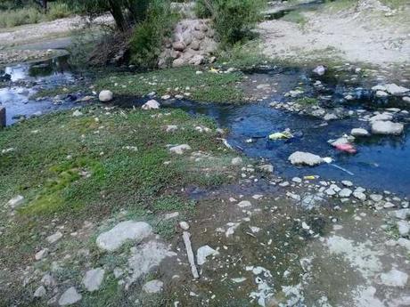 Aguas negras siguen descargándose impunemente en la Presa de San José