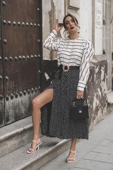 Cómo mezclar estampados: Rayas y lunares falda midi lunares