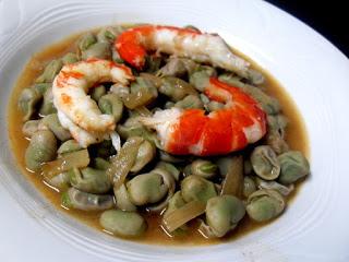 Plato de habas guisadas con gambas Plato de la receta de habas guisadas con gambas