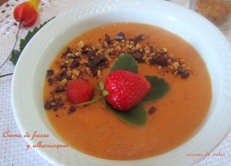 Crema de albaricoques y fresas con almendras crujientes y chocolate