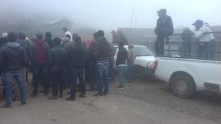 RETIENEN A ELEMENTOS DEL EJÉRCITO Y POLICÍA ESTATAL A CAMBIO DE FERTILIZANTES EN GUERRERO