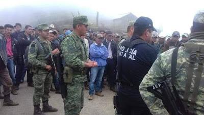 RETIENEN A ELEMENTOS DEL EJÉRCITO Y POLICÍA ESTATAL A CAMBIO DE FERTILIZANTES EN GUERRERO