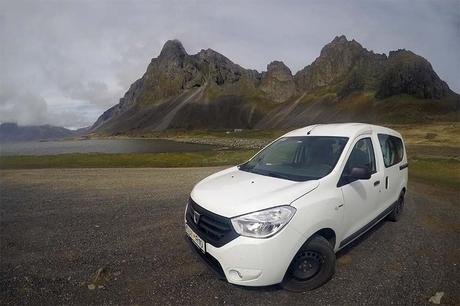 Sleeping-in-a-car-in-Iceland-in-this-tiny-campervan.jpg.optimal ▷ Camping en Islandia (Todas sus preguntas contestadas)