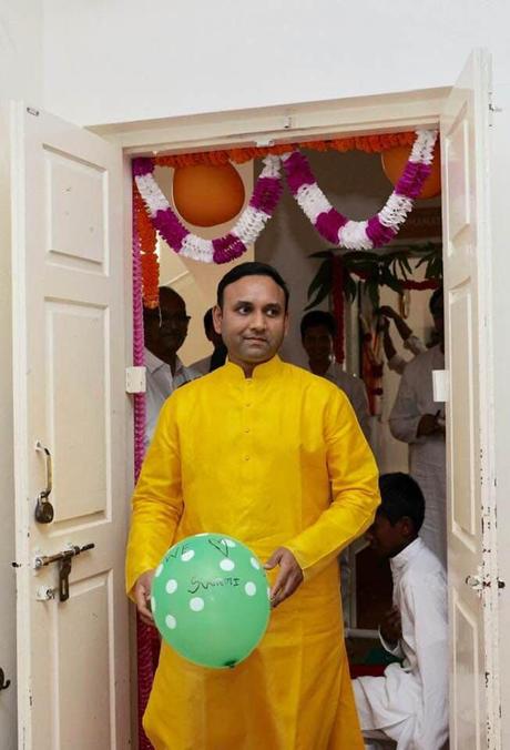 La imagen puede contener: 2 personas, personas de pie, niÃ±os e interior