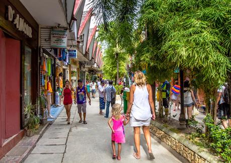 D-Mall-White-Beach-Station-2-Boracay-Island-Philippines ▷ Comentario sobre cosas emocionantes que hacer en la isla de Boracay con niños por Boracay Island Filipinas con niños | Alojamiento, Playas y Alimentación. UTUTravel.com