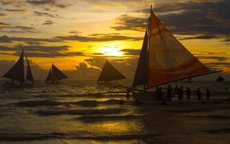 White-Beach-Boracay-sunset-The-Philippines ▷ Comentario sobre cosas emocionantes que hacer en la isla de Boracay con niños por Boracay Island Filipinas con niños | Alojamiento, Playas y Alimentación. UTUTravel.com