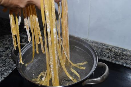 Pasta fresca casera, tallarines con camagrocs y chorizo