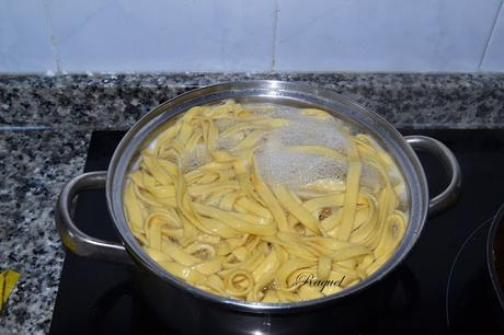 Pasta fresca casera, tallarines con camagrocs y chorizo