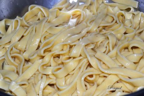 Pasta fresca casera, tallarines con camagrocs y chorizo