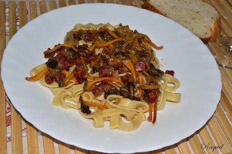 Pasta fresca casera, tallarines con camagrocs y chorizo Pasta fresca casera, tallarines con camagrocs y chorizo