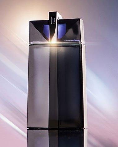 Alien Revela su Alter Ego Masculino con Alien Man Alien Revela su Alter Ego Masculino con Alien Man