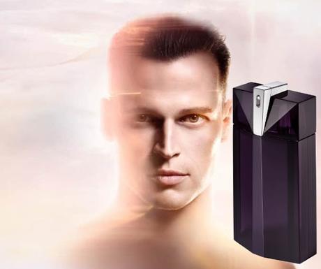 Alien Revela su Alter Ego Masculino con Alien Man Alien Revela su Alter Ego Masculino con Alien Man