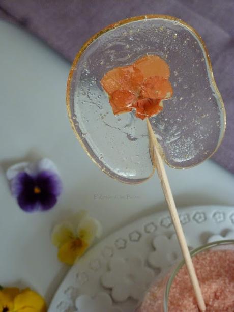 Piruletas o Lollipops de Caramelo con Flores Pensamientos