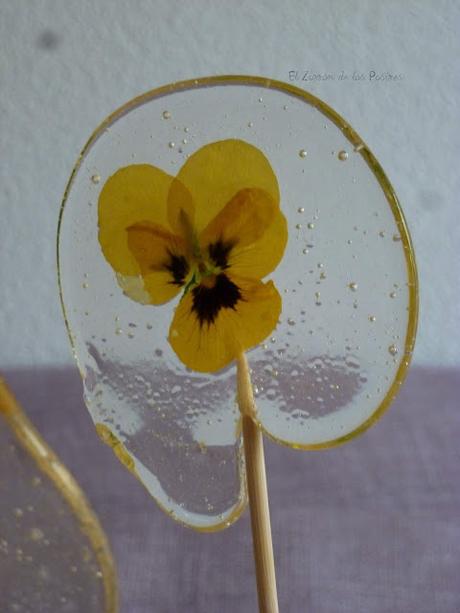 Piruletas o Lollipops de Caramelo con Flores Pensamientos Piruletas o Lollipops de Caramelo con Flores Pensamientos
