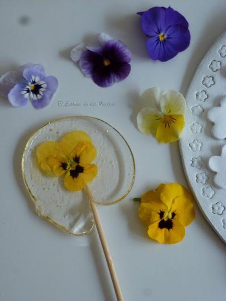 Piruletas o Lollipops de Caramelo con Flores Pensamientos