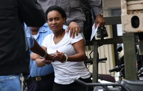 Un año de prisión a mujer participó en ataque a oficial cuidaba residencia padres de primera dama.