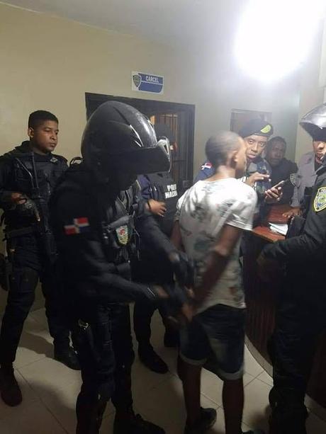 Apresan policía cuando atracaba varias personas en Los Mina.
