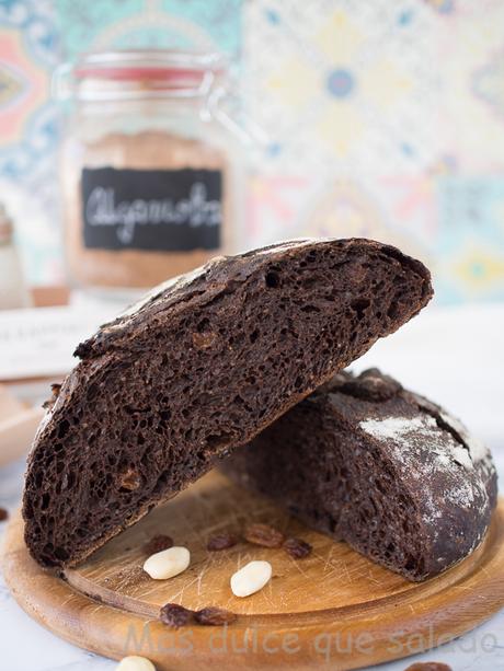 Pan con algarroba, almendras y pasas