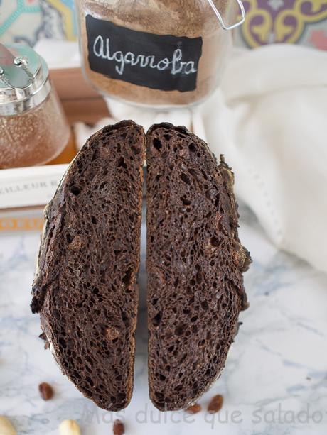 Pan con algarroba, almendras y pasas