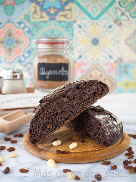 Pan con algarroba, almendras y pasas