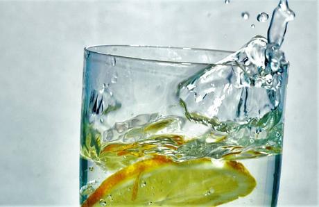 Los increíbles beneficios de tomar agua con limón
