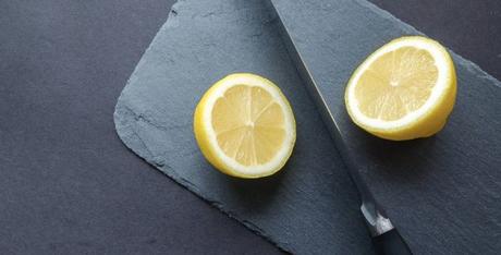 beneficios de tomar agua tibia con limon
