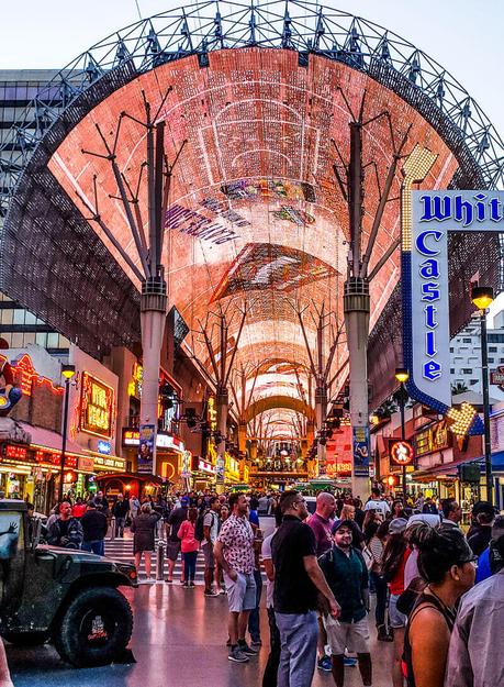 freemont-street-downtown-vegas ▷ Comente sobre cómo visitar Las Vegas con un presupuesto limitado - Consejos para ayudarlo a ahorrar dinero con cosas aventureras para hacer en Las Vegas para parejas | Viajeros divergentes