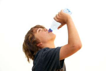 El agua y la sed de los niños según su edad