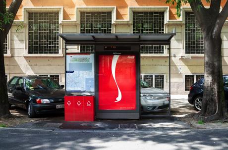 Esta campaña exterior de Coca-Cola te enseña dónde está la papelera de reciclaje más cercana