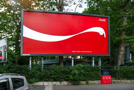 Esta campaña exterior de Coca-Cola te enseña dónde está la papelera de reciclaje más cercana