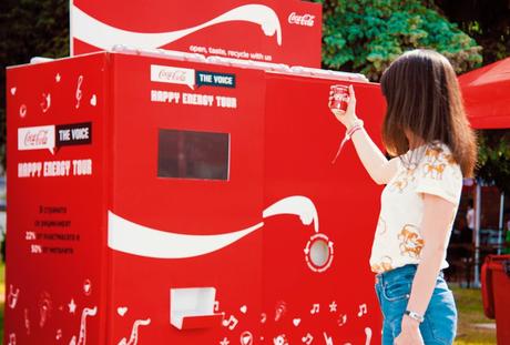 Esta campaña exterior de Coca-Cola te enseña dónde está la papelera de reciclaje más cercana