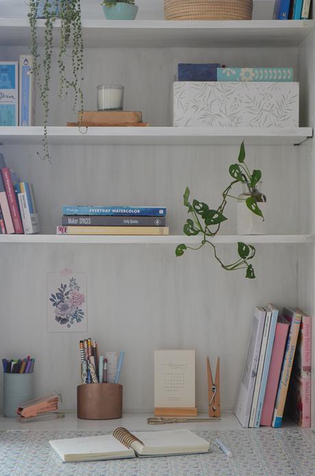 Una biblioteca secretaire renovada con una pátina