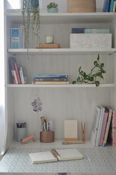 Una biblioteca secretaire renovada con una pátina