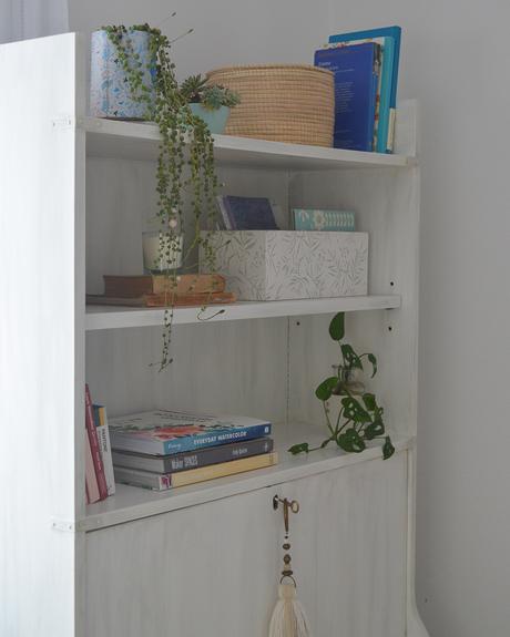 Una biblioteca secretaire renovada con una pátina