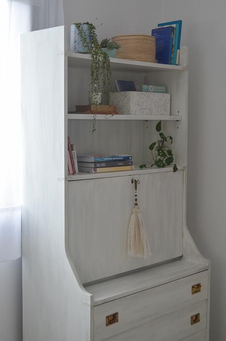 Una biblioteca secretaire renovada con una pátina