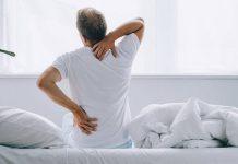 ¿Qué puede causar dolor de espalda por la mañana?