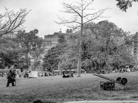 B&W.Persona mayor subiendo una cuesta con su bastón.