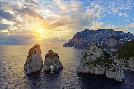 Faraglioni-rocks-in-Capri-Italy-at-sunset.jpg.optimal ▷ Cosas que hacer en Capri (y consejos para su visita)