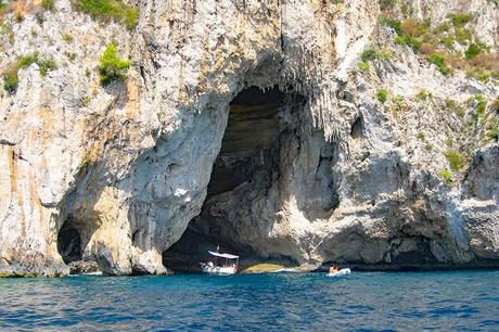 What-to-do-in-Capri-Italy-boat-tour-and-Blue-Grotto-are-a-must.jpg.optimal ▷ Cosas que hacer en Capri (y consejos para su visita)