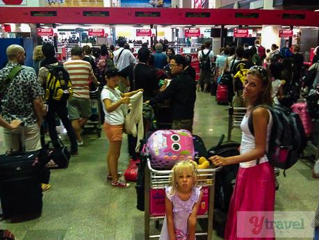 Flying-Air-Asia-X ▷ Comentario sobre por qué nunca volveremos a volar Air Asia nuevamente (largo recorrido) por My Epic Travel Fails - Kulture Kween