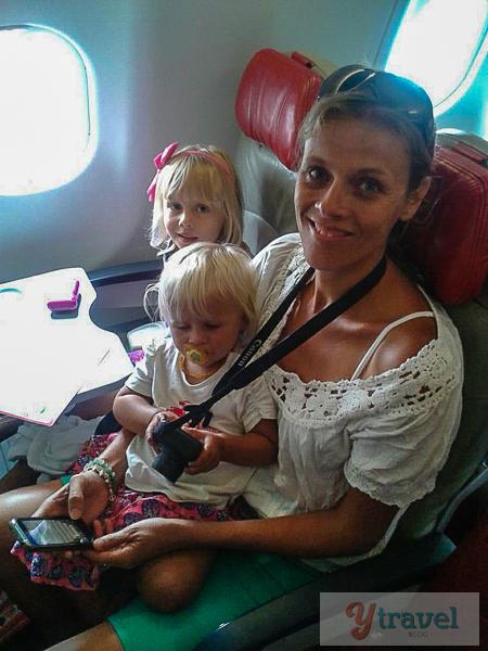 Air-Asia-X-with-kids ▷ Comentario sobre por qué nunca volveremos a volar Air Asia nuevamente (largo recorrido) por My Epic Travel Fails - Kulture Kween