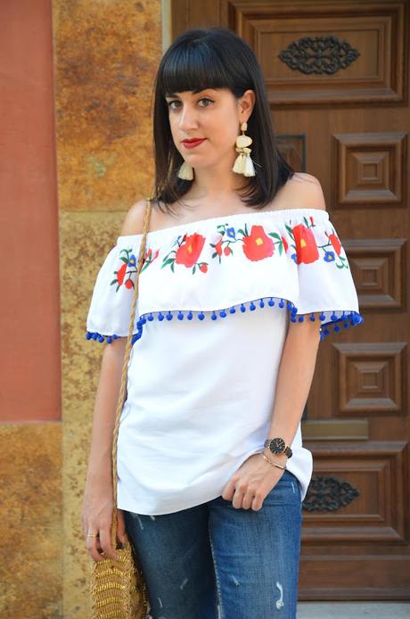 Top de pompones y flores