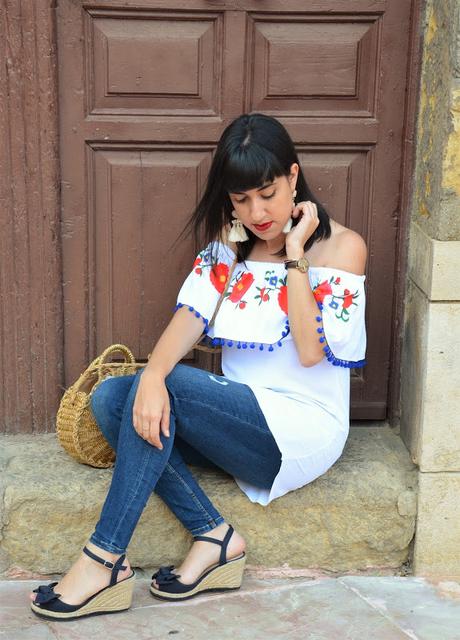 Top de pompones y flores