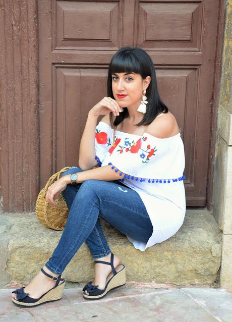 Top de pompones y flores
